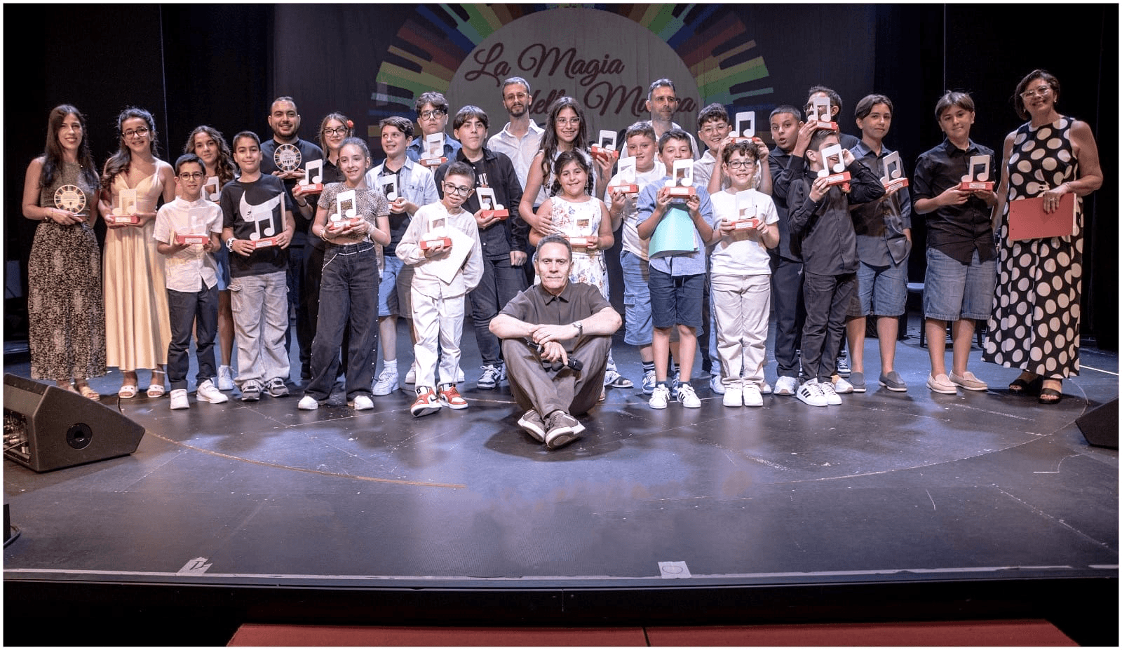 Gli allievi più giovani della scuola riuniti sul palco